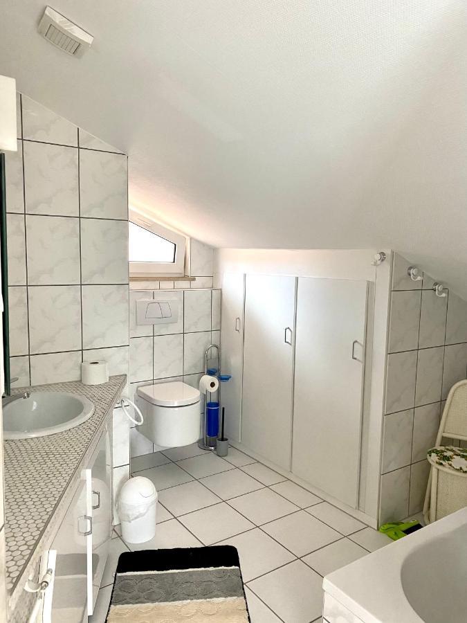Moeblierte 3 Zimmer Apartment - Mit Smart Tv, Wlan Und Kostenfreie Parkplaetze Schloß Holte-Stukenbrock Exterior foto